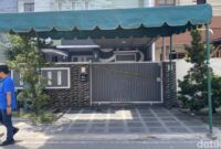 1765343191654-polisi-memasang-police-line-di-lokasi-pembunuhan-mhd-ilham-pradilladetiksumut-1765341963640_169