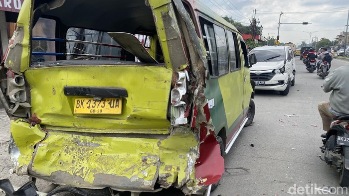 1765364763106-kendaraan-yang-terlibat-kecelakaan-beruntun-di-depan-polda-sumut-mengalami-ringsek-mhd-ilham-pradilladetiksumut-1765355974530_169