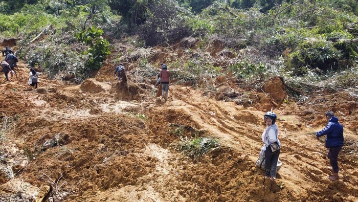 1765364766439-penampakan-akses-jalan-aceh-utarabener-meriah-putus-tertimbun-longsor-1764560680521_169