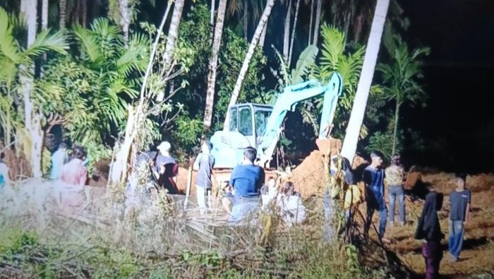 1765364766936-proses-pemakaman-korban-banjir-bandang-di-tempat-pemakaman-umum-tpu-sungai-jariang-kecamatan-palembayan-kabupaten-agam-antarah-1765340096132_169