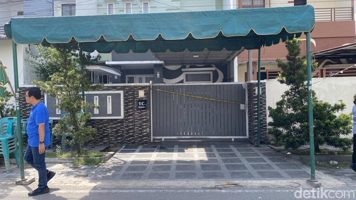 1765364767954-polisi-memasang-police-line-di-lokasi-pembunuhan-mhd-ilham-pradilladetiksumut-1765341963640_169