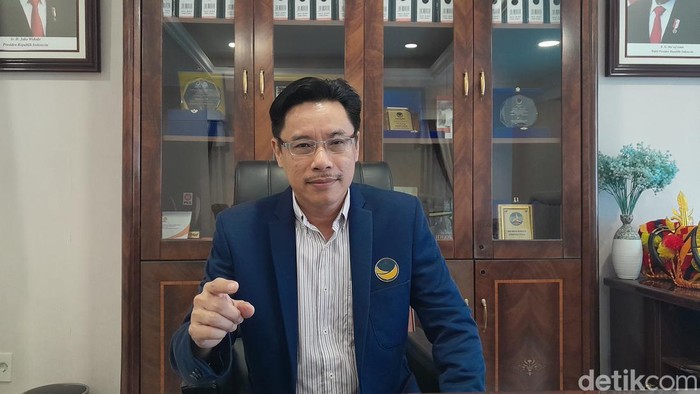 1765364768408-ketua-dpw-nasdem-sumut-iskandar-nizar-aldidetiksumut_169