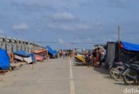 1765386347203-tenda-yang-dibuat-sendiri-seadanya-oleh-para-korban-foto-markus-gamalieldetiksumut-1765385947643_169