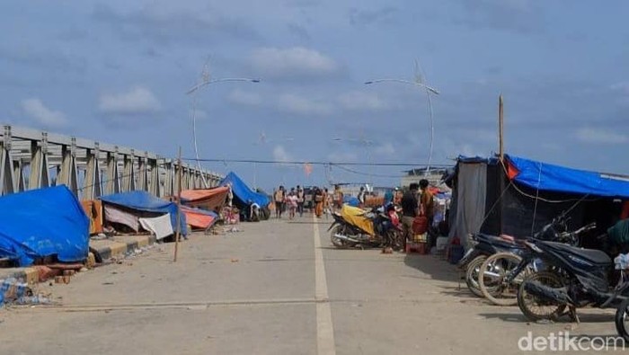 1765386347203-tenda-yang-dibuat-sendiri-seadanya-oleh-para-korban-foto-markus-gamalieldetiksumut-1765385947643_169