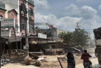 1765386348294-penampakan-ruko-di-kuala-simpang-di-hari-ke-15-usai-diterjang-banjir-bandang-1765383831026_169