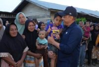 1765386348719-direktur-utama-ptpn-iv-palmco-jatmiko-santosa-bersama-anak-anak-pengungsi-banjir-dan-longsor-di-aceh-tamiang-foto-dok-palmco-1765381897427_169