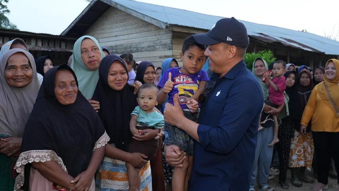 1765386348719-direktur-utama-ptpn-iv-palmco-jatmiko-santosa-bersama-anak-anak-pengungsi-banjir-dan-longsor-di-aceh-tamiang-foto-dok-palmco-1765381897427_169