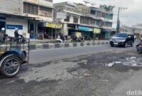 1765386349659-jalan-mandala-by-pass-kelurahan-tegal-sari-medan-denai-tampak-rusak-parah-dan-dipenuhi-lubang-foto-rechtin-hani-ritongadetiksu-1765378525718_169
