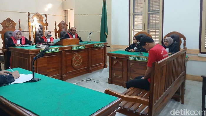 1765386353312-hendrik-kurir-sabu-22-kilogram-divonis-seumur-hidup-di-pengadilan-negeri-pn-medan-foto-juita-sinuhajidetiksumut-1765373279824_169