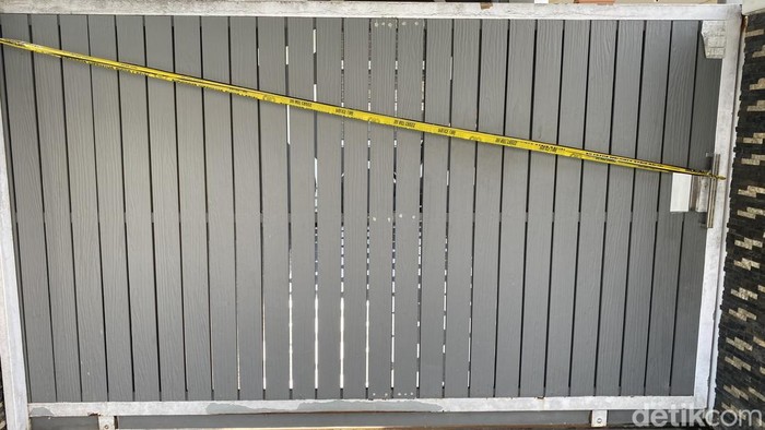 1765386356023-polisi-memasang-police-line-di-lokasi-pembunuhan-mhd-ilham-pradilladetiksumut-1765350052601_169