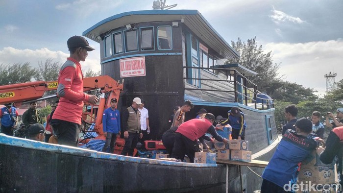 1765386357529-warga-di-aceh-besar-mengumpulkan-berbagai-jenis-bantuan-untuk-disalurkan-ke-tiga-daerah-terparah-dilanda-banjir-dan-tanah-long-1765366129786_169