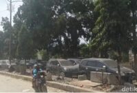 1765386358449-penampakan-mobil-terjebak-banjir-di-jalan-lintas-medan-banda-aceh-tepatnya-di-kecamatan-karang-baru-aceh-tamiang-foto-nizar-al-1765364871050_169