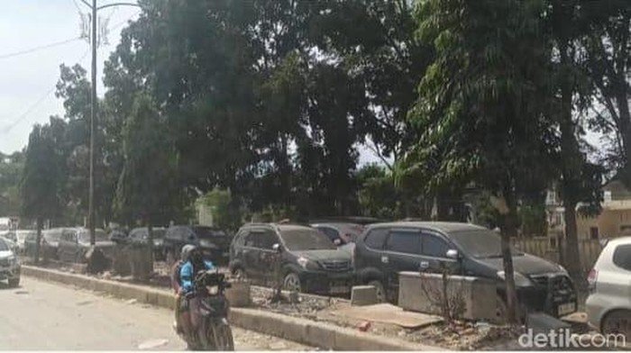 1765386358449-penampakan-mobil-terjebak-banjir-di-jalan-lintas-medan-banda-aceh-tepatnya-di-kecamatan-karang-baru-aceh-tamiang-foto-nizar-al-1765364871050_169