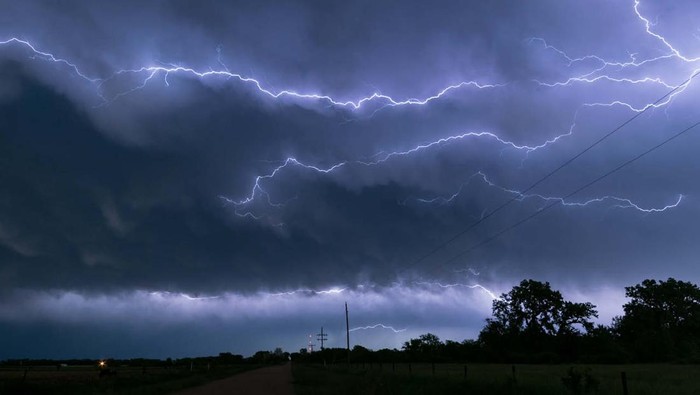 1765429622336-eureka-waspada-cuaca-ekstrem_169