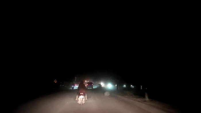 1765429636929-suasana-malam-di-jalan-lintas-kuala-simpang-langsa-gelap-gulita-karena-listrik-masih-padam-nizar-aldidetiksumut-1765387646889_169