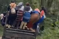 1765451158527-viral-mobil-truk-ugal-ugalan-saat-bawa-penumpang-di-enrekang-1765430731782_43