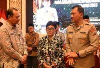 1765451159016-kabid-humas-polda-kepri-kombes-zahwani-pandra-arsyad-mewakili-kapolda-kepri-menerima-penghargaan-dari-kip-kepri-dok-polda-kepr-1765446068863_169