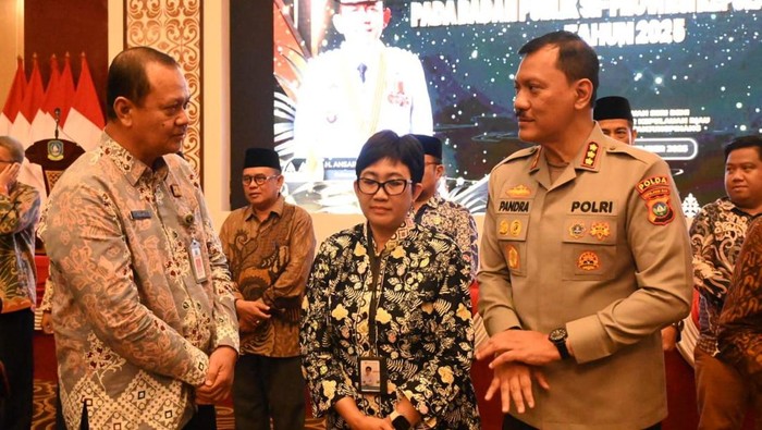 1765451159016-kabid-humas-polda-kepri-kombes-zahwani-pandra-arsyad-mewakili-kapolda-kepri-menerima-penghargaan-dari-kip-kepri-dok-polda-kepr-1765446068863_169