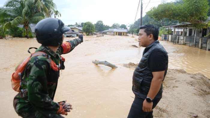 1765451162449-wali-kota-sibolga-akhmad-syukri-penarik-1765437666666_169