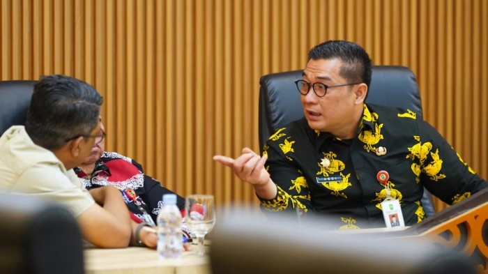 1765451164171-sekda-riau-syahrial-abdi-dok-istimewa-1765436187106_169