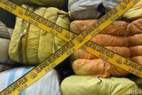 1765451165744-pmj-bongkar-penyelundupan-pakaian-bekas-impor-wildandetikcom-1763712134911_169