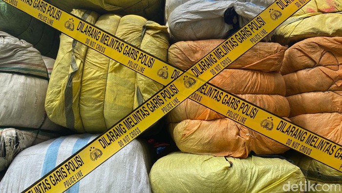 1765451165744-pmj-bongkar-penyelundupan-pakaian-bekas-impor-wildandetikcom-1763712134911_169