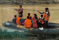 1765472757177-personel-brimob-polda-sumut-melakukan-evakuasi-korban-bencana-di-sibolga-dan-tapteng-foto-dok-brimob-polda-sumut-1765468896945_169