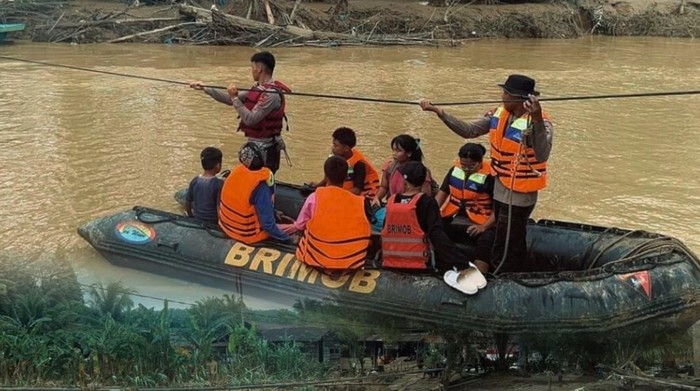 1765472757177-personel-brimob-polda-sumut-melakukan-evakuasi-korban-bencana-di-sibolga-dan-tapteng-foto-dok-brimob-polda-sumut-1765468896945_169