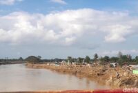 1765472758225-sungai-tamiang-yang-bertambah-lebar-20-meter-usai-banjir-bandang-nizar-aldidetikcom-1765466135625_169
