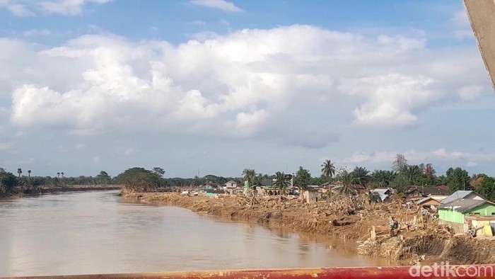 1765472758225-sungai-tamiang-yang-bertambah-lebar-20-meter-usai-banjir-bandang-nizar-aldidetikcom-1765466135625_169