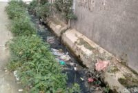 1765472758715-kondisi-drainse-di-jalan-teladan-binjai-yang-tersumbat-dan-sering-meluap-ketika-hujan-lailadetikcom-1765465688885_169