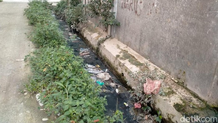 1765472758715-kondisi-drainse-di-jalan-teladan-binjai-yang-tersumbat-dan-sering-meluap-ketika-hujan-lailadetikcom-1765465688885_169
