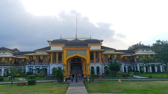 1765472763445-istana-maimun-medan-siti-asyarohdetiksumut-1765440963502_169