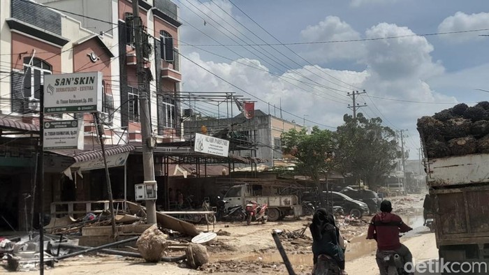 1765472763933-penampakan-ruko-di-kuala-simpang-di-hari-ke-15-usai-diterjang-banjir-bandang-1765383831026_169