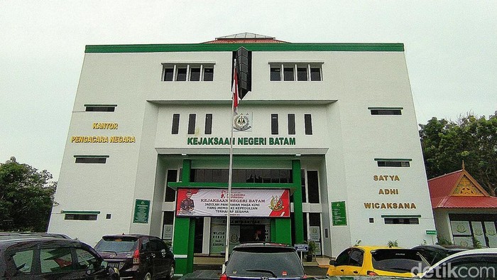 1765472764941-kantor-kejaksaan-negeri-batam-alamudin-hamapudetiksumut-1740037951850_169