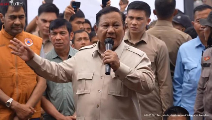 1765515950647-teks-foto-presiden-prabowo-saat-mengunjungi-aceh-tamiang-foto-dok-sekretariat-presiden-1765512957523_169