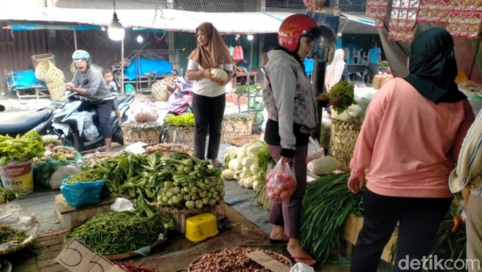 1765537590364-cabai-merah-di-pasar-tavip-kota-binjai-laila-syakiradetiksumut-1765515632573_169