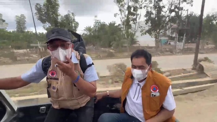 1765537591977-gubernur-aceh-muzakir-manaf-menumpangi-mobil-pikap-dok-tim-media-gubernur-aceh-1765516271873_169