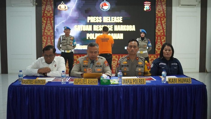 1765559158307-polisi-menangkap-kurir-8-kg-sabu-di-asahan-foto-dok-polres-asahan-1765558191466_169