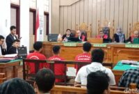 1765559158897-tiga-terdakwa-saat-mengikuti-sidang-vonis-di-pn-medan-juita-sinuhajidetiksumut-1765556446483_169