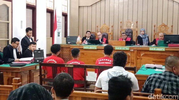 1765559158897-tiga-terdakwa-saat-mengikuti-sidang-vonis-di-pn-medan-juita-sinuhajidetiksumut-1765556446483_169
