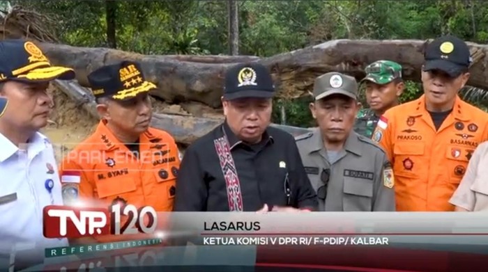 1765559161782-ketua-komisi-v-dpr-ri-lasarus-tengah-saat-meninjau-kondisi-pascabencana-banjir-dan-longsor-di-tapteng-foto-youtubetvr-parlemen-1765551683609_169