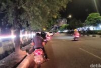 1765559162280-warga-berhenti-di-depan-mapolda-aceh-untuk-internetan-foto-agus-setyadidetiksumut-1765550357527_169