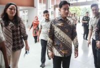 1765559168944-momen-wapres-sambangi-rs-koja-jenguk-korban-tabrak-mobil-mbg-1765446377810_43