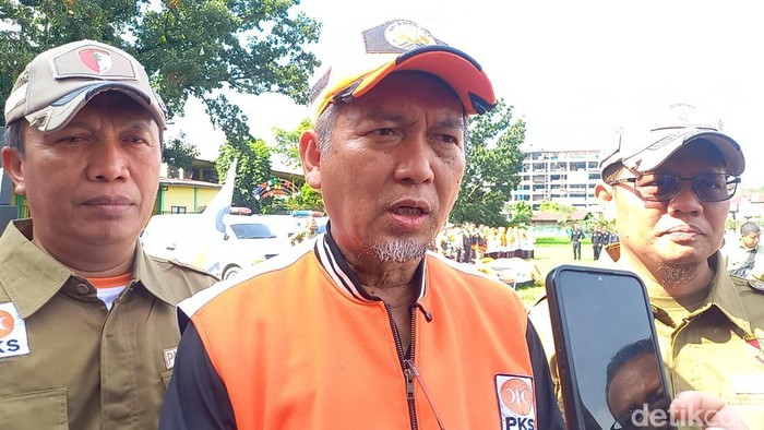 1765602348676-presiden-pks-al-muzzammil-yusuf-usai-memimpin-apel-relawan-kemanusiaan-di-medan-nizar-aldidetiksumut-1765598973309_169