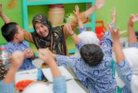 1765602350593-ilustrasi-guru-mengajar-siswa-di-kelas-1763374071693_169