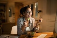 1765602376305-ilustrasi-wanita-makan-malam_169