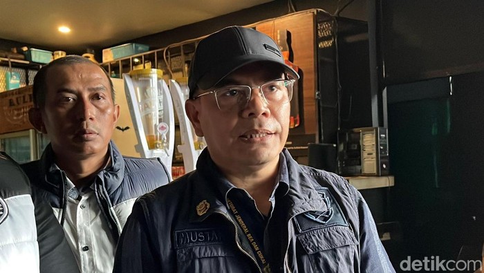 1765623907836-kepala-seksi-penindakan-dan-penyidikan-kantor-bea-cukai-medan-musliadi-saat-diwawancarai-finta-rahyunidetiksumut-1765609177764_169