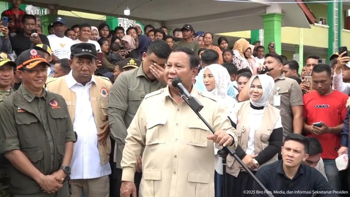 1765623908348-presiden-prabowo-subianto-sapa-pengungsi-di-langkat-sumatera-utara-1765605769250_169