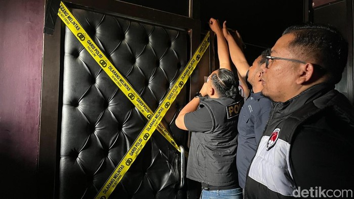 1765623911393-petugas-satresnarkoba-polrestabes-medan-saat-memasang-garis-polisi-di-thm-de-tonga-foto-finta-rahyunidetiksumut-1765607319705_169